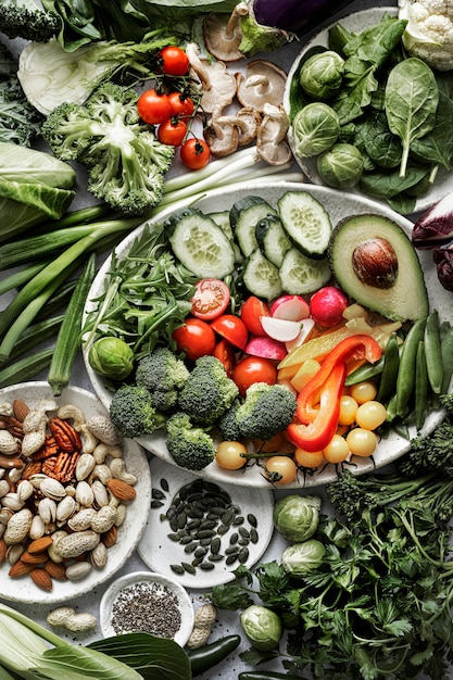 Légumes verts avec des noix mélangées à plat mode de vie sain