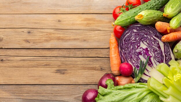 Légumes sur la vue de dessus de table en bois