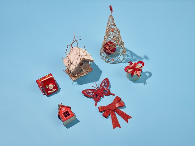 Éléments décoratifs de Noël sur fond bleu