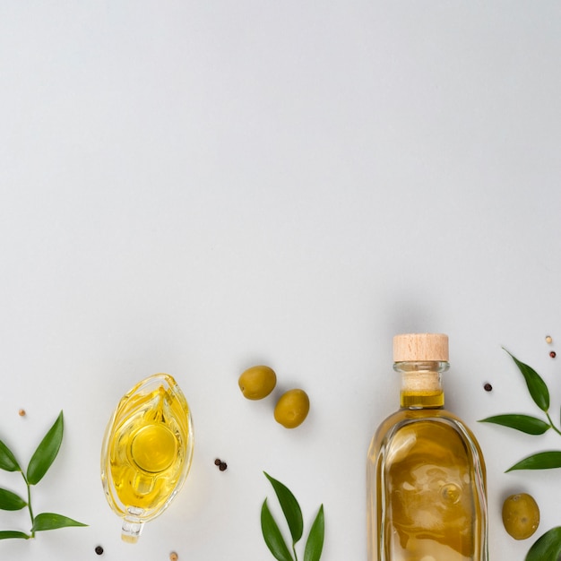Éléments d'huile d'olive avec espace de copie
