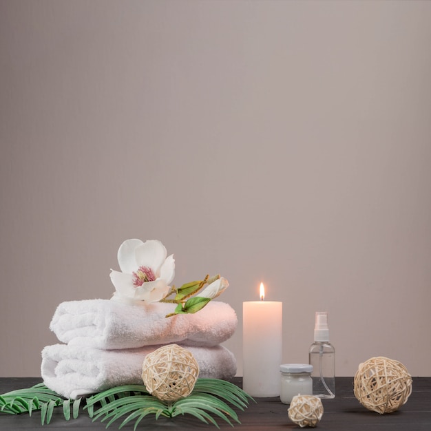 Éléments naturels pour spa avec des bougies