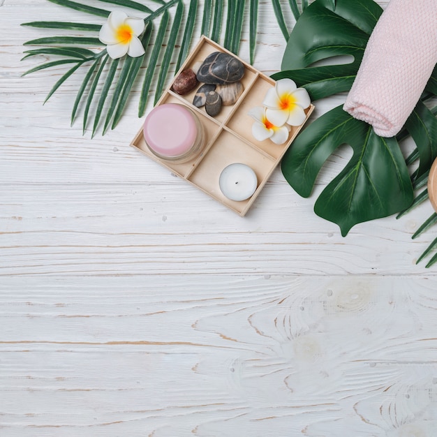 Éléments naturels pour spa avec des fleurs