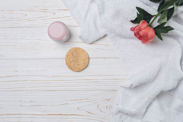 Éléments naturels pour spa avec des fleurs