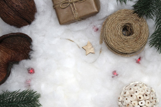 Éléments de Noël sur fond blanc