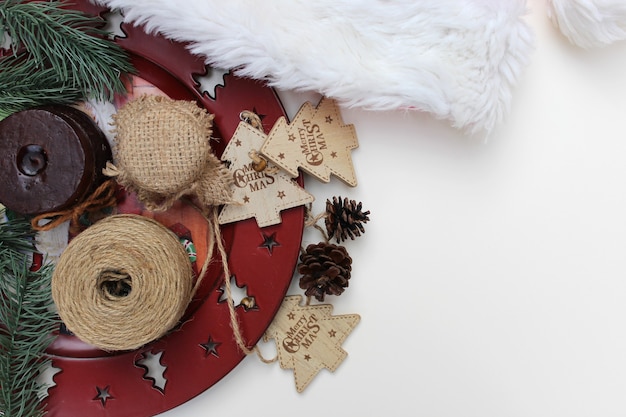 Éléments de Noël sur fond blanc