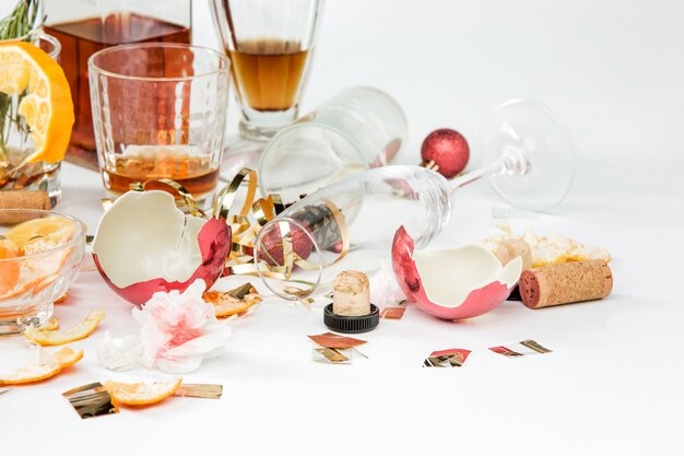 Le lendemain matin de Noël, table avec alcool et restes