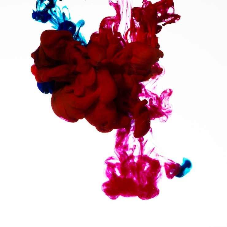 Photo gratuit lentement tombant des nuages ​​d&#39;encre sombre