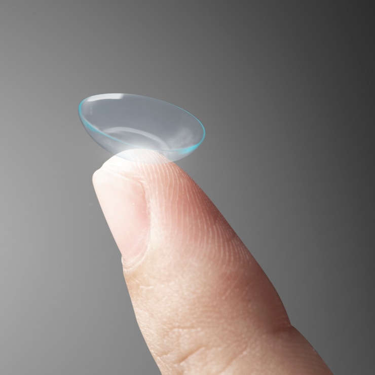 Photo gratuit lentille de contact intelligente sur le bout du doigt nouvelle technologie