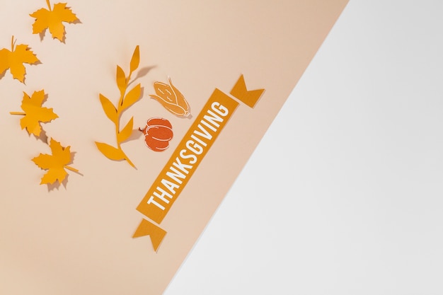 Photo gratuite lettrage de thanksgiving sur table