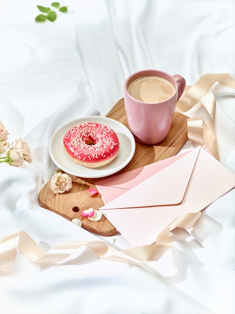 Lettre d'amour sur table avec petit déjeuner