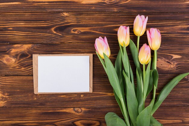 Lettre cadre avec bouquet de tulipes