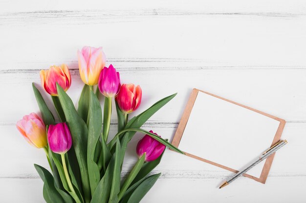 Lettre cadre près bouquet de tulipes