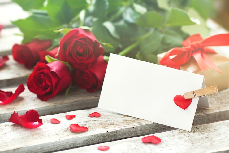 Photo gratuit lettre avec une épingle et roses vêtements