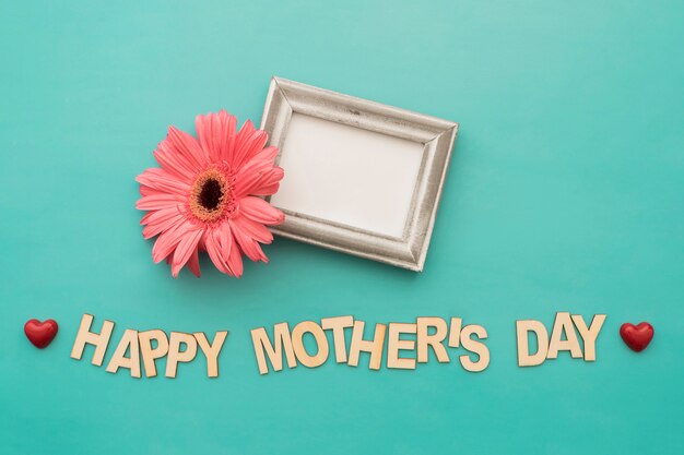 Lettre de &quot;fête de la mère heureuse&quot; avec cadre et fleur