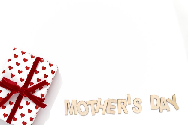 Lettre de la fête des mères avec boîte cadeau