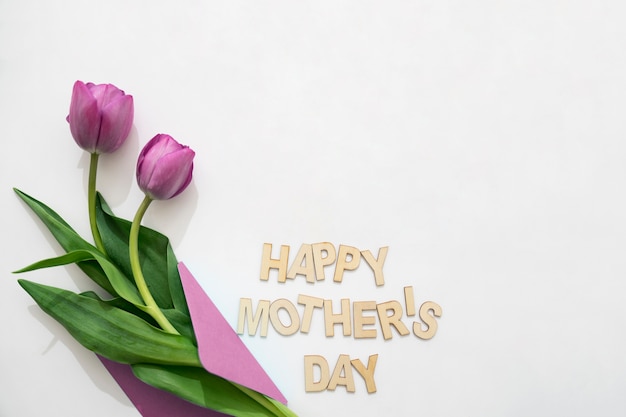 Photo gratuite lettre de la fête des mères et roses dans l'enveloppe