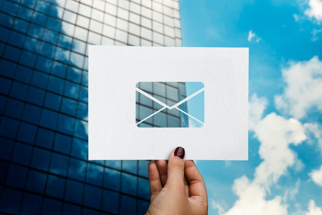 Lettre papier perforée de communication de réseau de courrier électronique