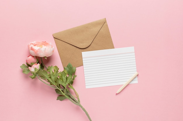 Lettre avec pivoines roses