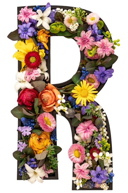 lettre r faite de véritables fleurs et feuilles naturelles sur fond blanc isolée