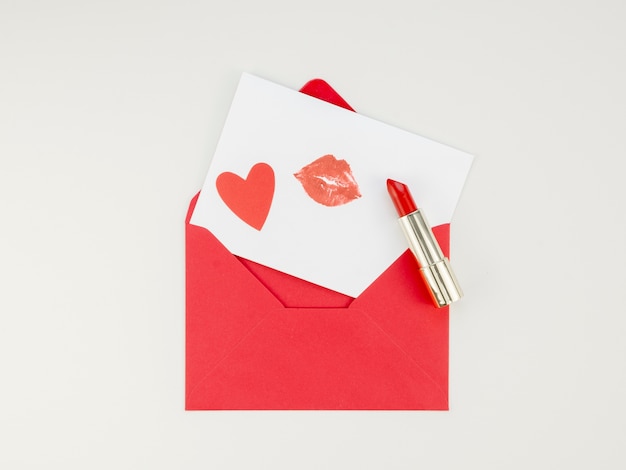 Lettre Valentine avec marque de rouge à lèvres