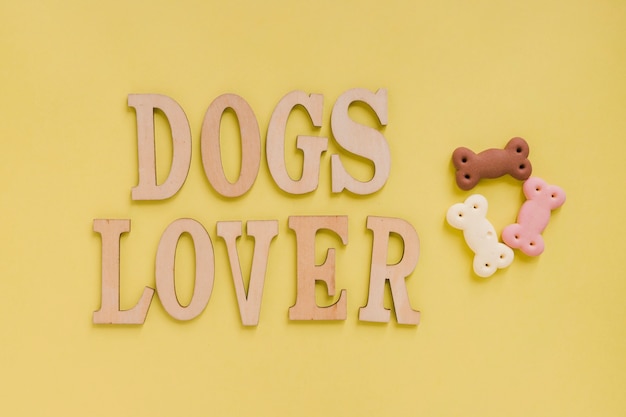 Lettres d&#39;amoureux des chiens avec des friandises