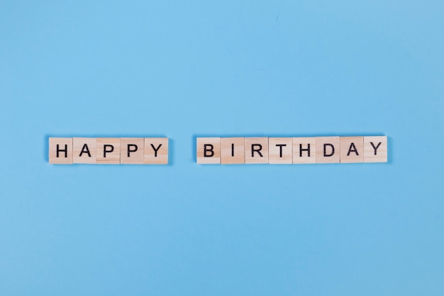 Lettres en bois disposées en joyeux anniversaire