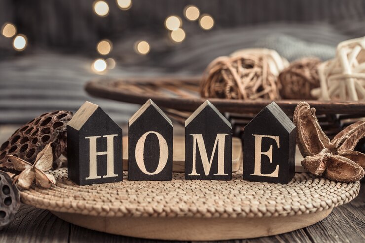 Photo gratuit lettres en bois avec l'inscription à la maison.