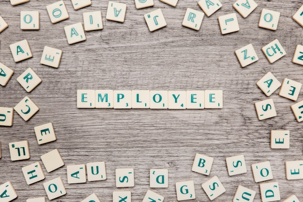 Lettres formant le mot employé