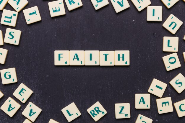 Lettres de scrabble Faith sur fond noir