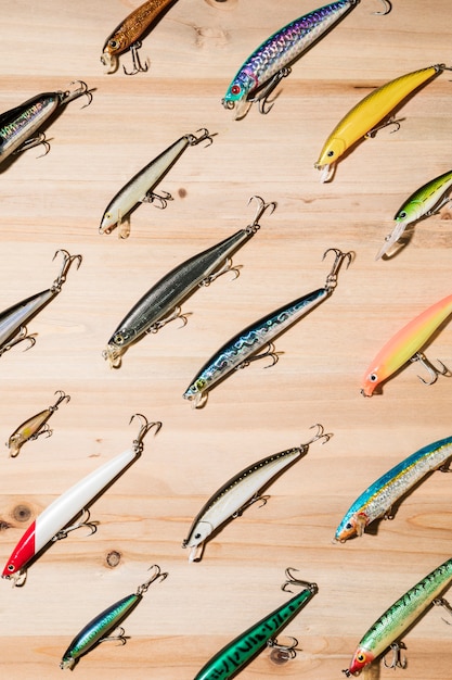 Leurres de pêche colorés diagonaux sur une surface en bois