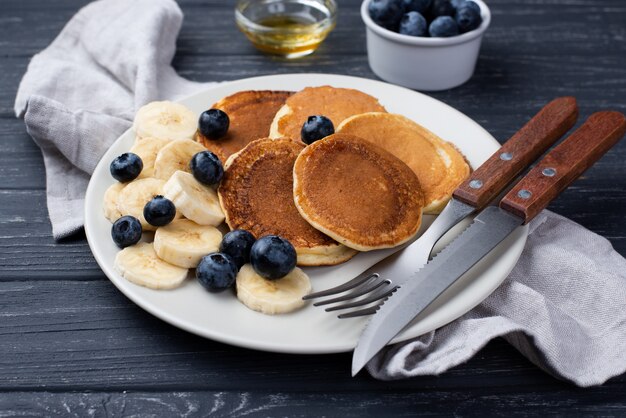 Élevé, angle, petit déjeuner, crêpes, plaque, bleuets, banane, tranches