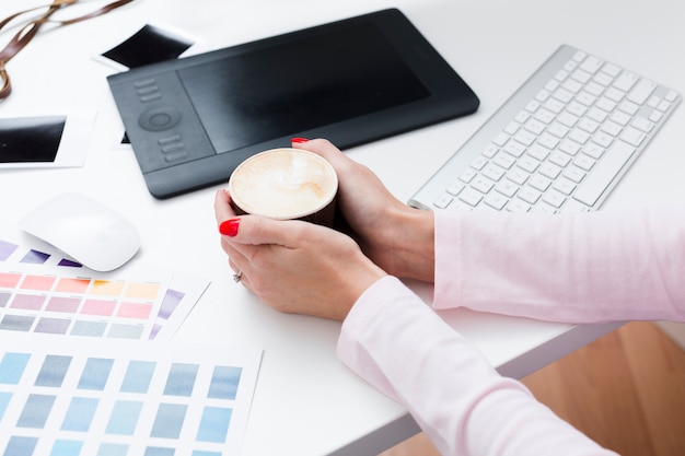 Élevé, angle, tasse, café, tenu, femme, bureau