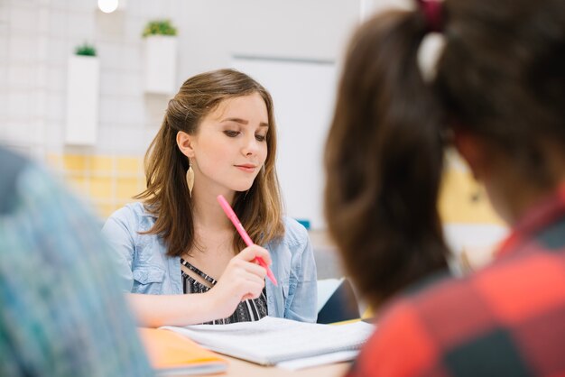 Élève charmant avec des manuels scolaires