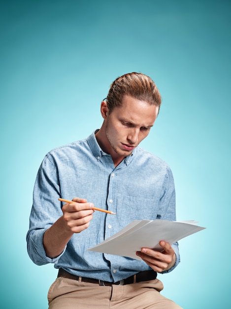 Élève triste intelligent avec des feuilles de papier