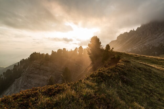 Lever du soleil au-dessus de la montagne