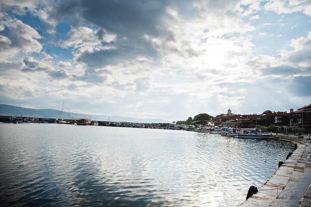 Lever du soleil sur la côte de Nessebar Bulgarie