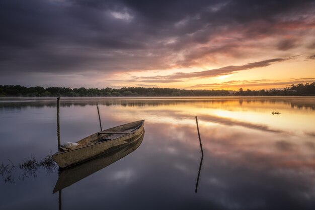 Lever du soleil dans les eaux tranquilles