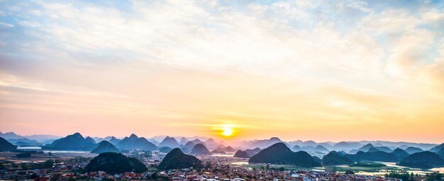 Le lever du soleil dans la montagne