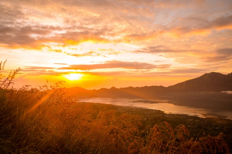Photo gratuit lever du soleil sur le lac batur
