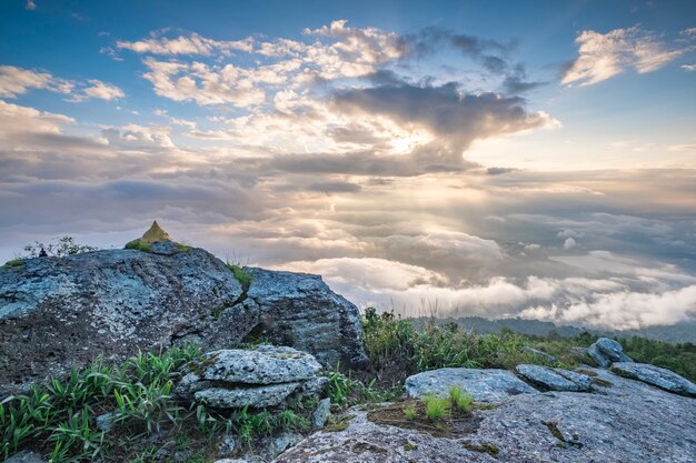 lever du soleil montagne et nombreux