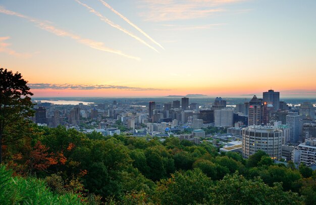 Lever du soleil de Montréal vu du Mont Royal avec les toits de la ville le matin