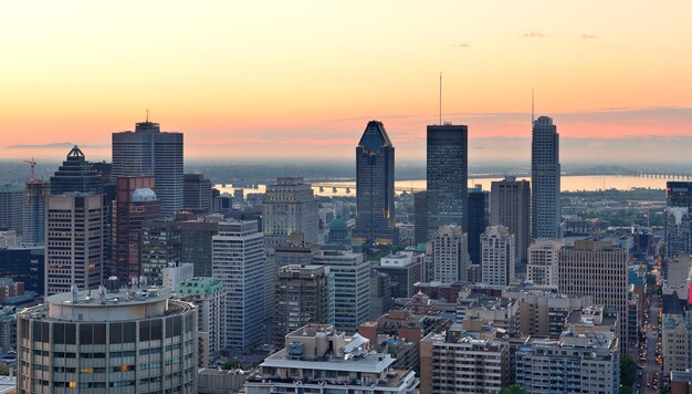 Lever du soleil de Montréal vu du Mont Royal avec les toits de la ville le matin