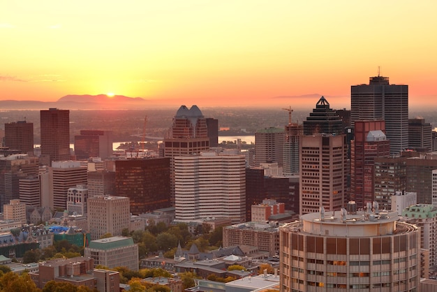 Lever du soleil de Montréal vu du Mont Royal avec les toits de la ville le matin