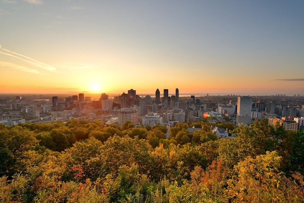 Lever du soleil de Montréal vu du Mont Royal avec les toits de la ville le matin