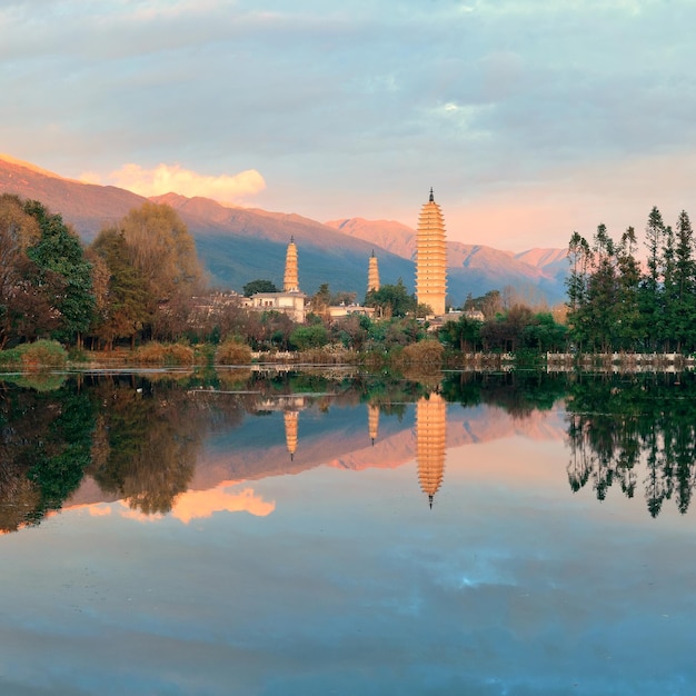 Lever du soleil avec reflets du lac à Dali, Yunnan, Chine.