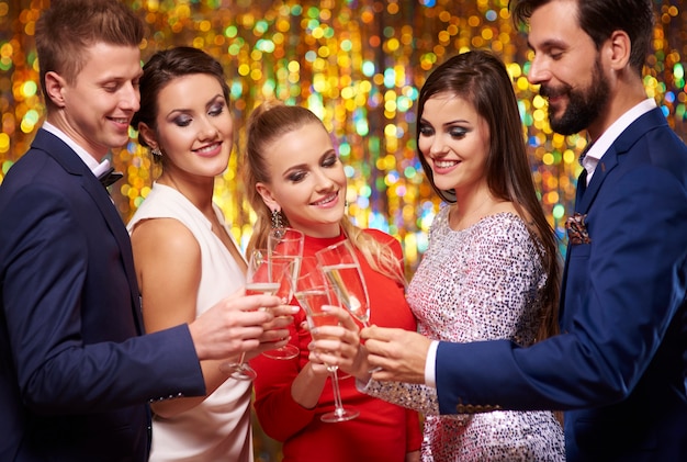 Photo gratuite lever du verre et passer du bon temps