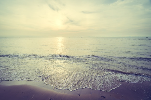 Lever de soleil sur la plage tropicale