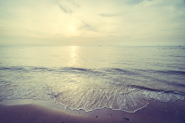 Lever de soleil sur la plage tropicale