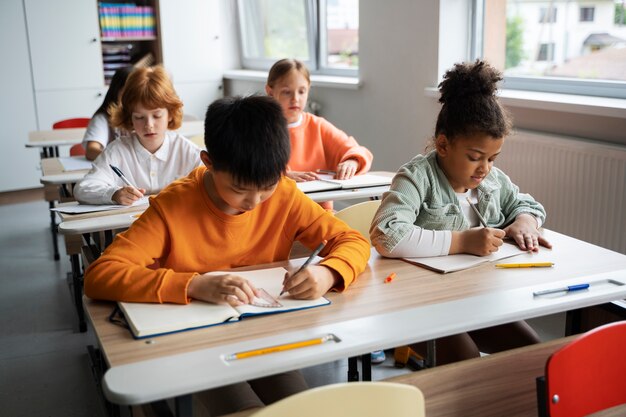 Élèves apprenant à l'école dans leur classe