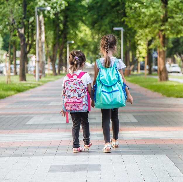 Élèves du primaire, portant des sacs à dos en classe